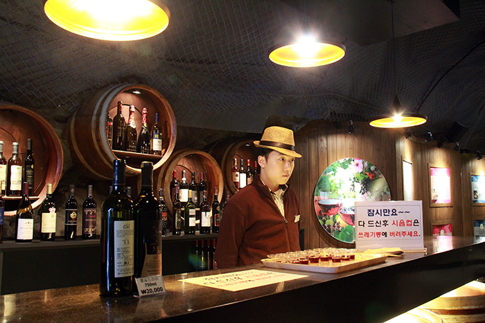 The Gwangmyeong Cave’s wine shop offers different types of samples every day.